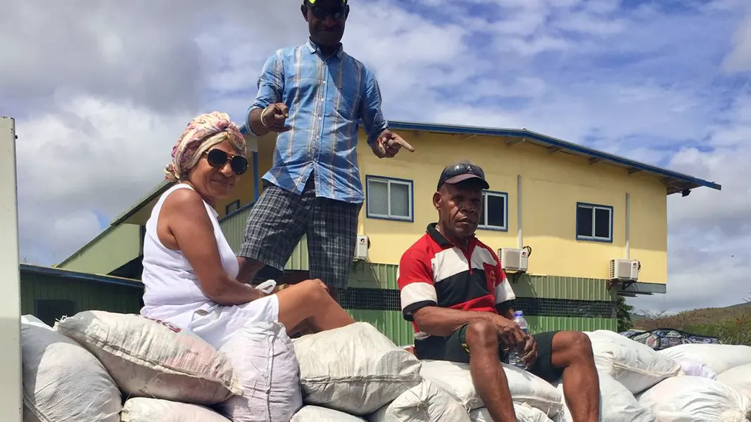 emily niliwan nili charity slider 06